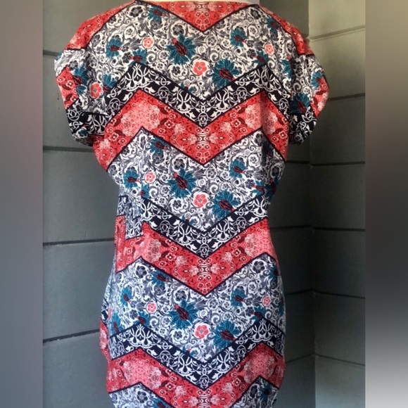 Express short sleeve colorful print top. Adj. front zipper excellent condition. - Picture 15 of 16